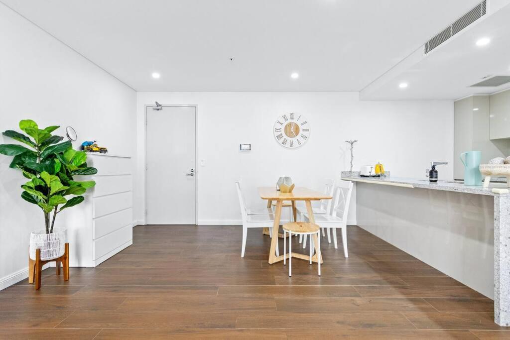 Four Bedroom Apartment With Facilities In Olympic Park Sydney Bagian luar foto