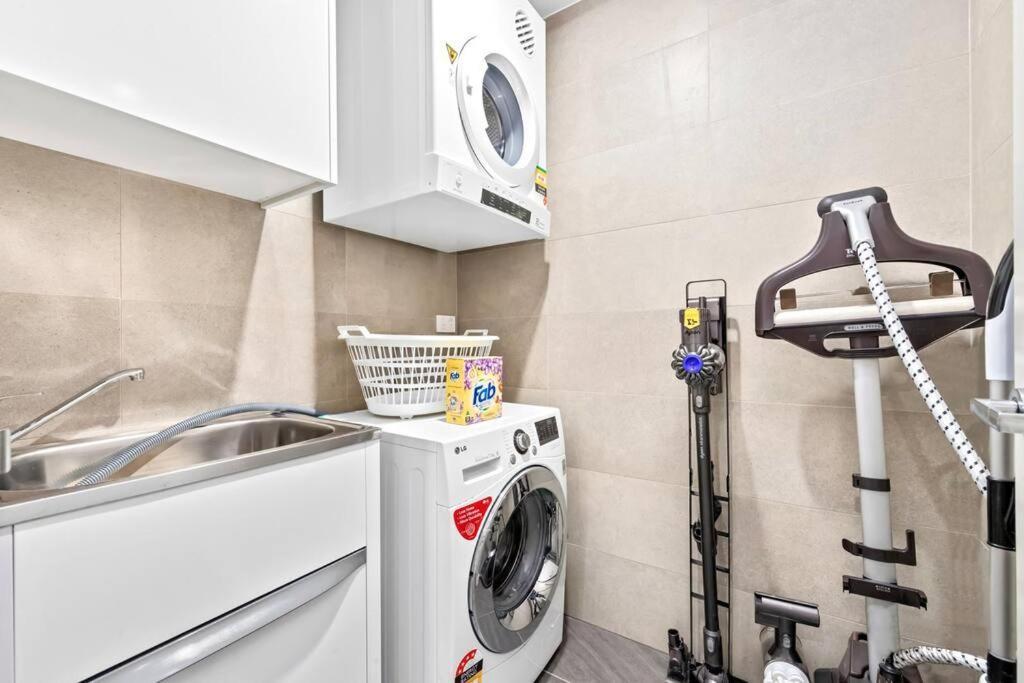 Four Bedroom Apartment With Facilities In Olympic Park Sydney Bagian luar foto